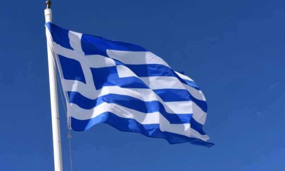 Χίος: Θαρραλέος πολίτης παρέκαμψε τους ανέμους και ύψωσε την ελληνική σημαία πολύ ψηλά